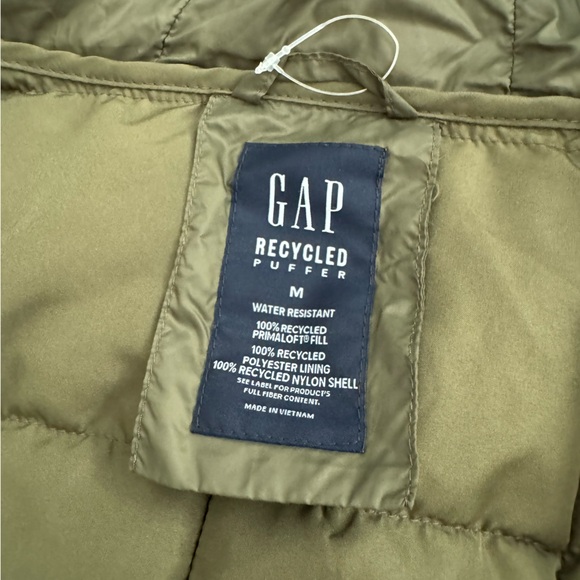 Gap Recycled puffer jacket in Olive green. EUC. Size M - Picture 4 of 6